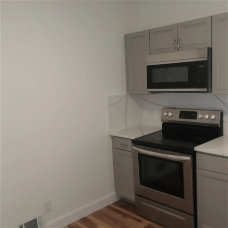 3 bed, 1.0 bath, 850 sqft, $2,900 — Photo 3