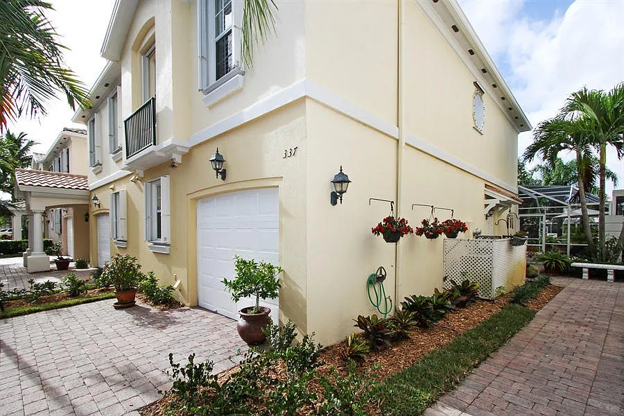 3 bed, 2.5 bath, 1634 sqft, $3,600 — Photo 1