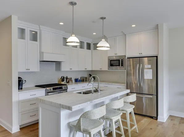 875 Lake St N APT 320, Wayzata, MN 55391