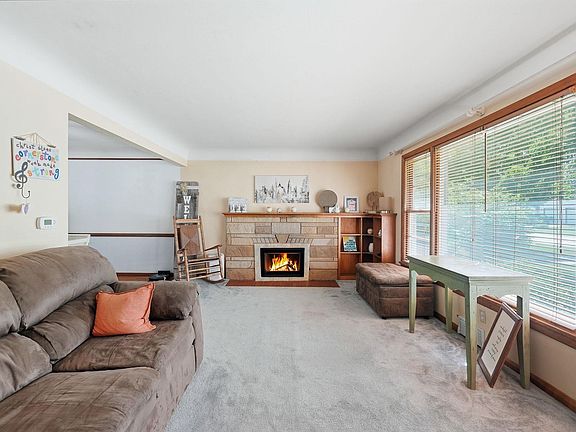 4th image of 2603 Merivale St