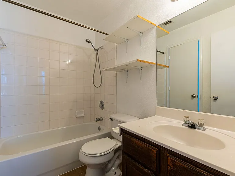 5904 Greengate Dr #D — Photo 20