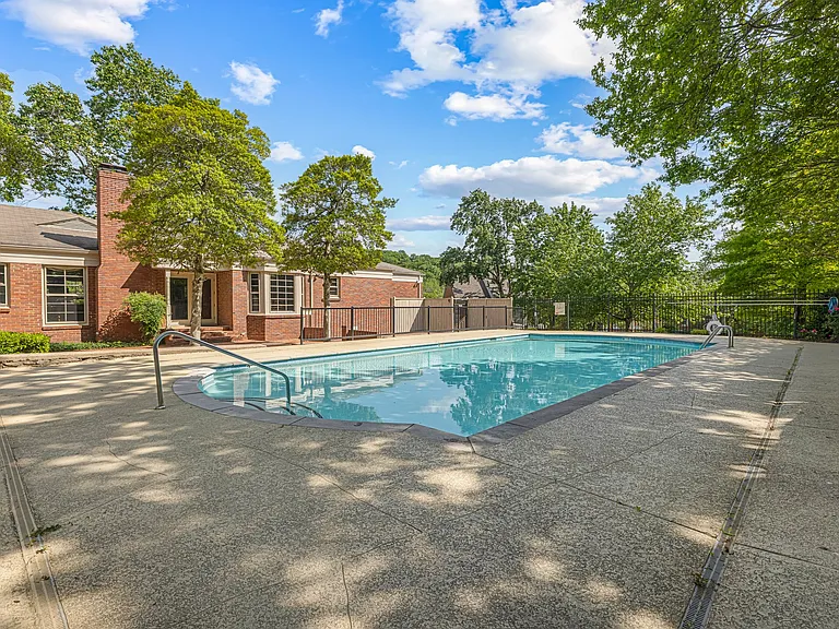 604 Clayborne Ct — Photo 40