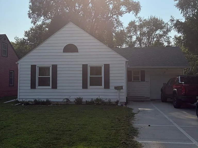 2410 Jefferson St — Photo 1
