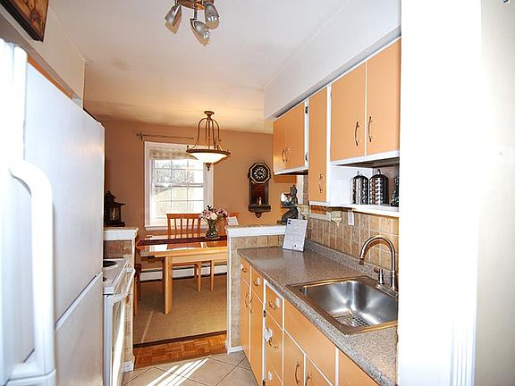 Sunny and Spacious Unit with Balcony