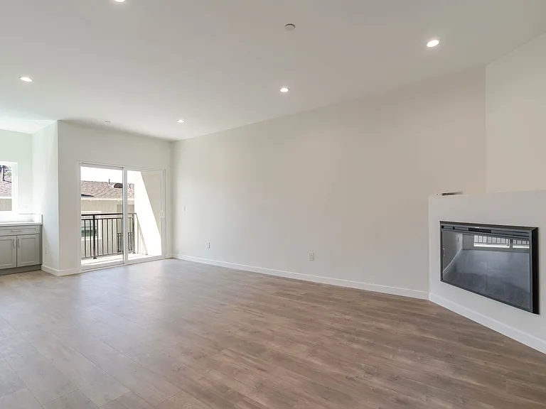 1961 Waltonia Dr #105 — Photo 4