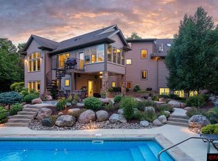 4 Trail Dr, Mankato, MN 56001