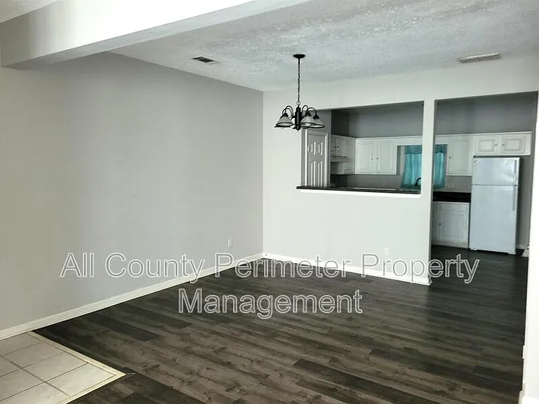 7620 Creekside Ln — Photo 3