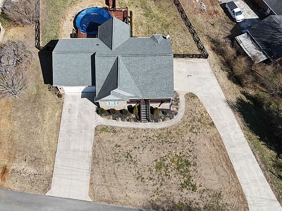 2nd image of 122 Sportsman Ln