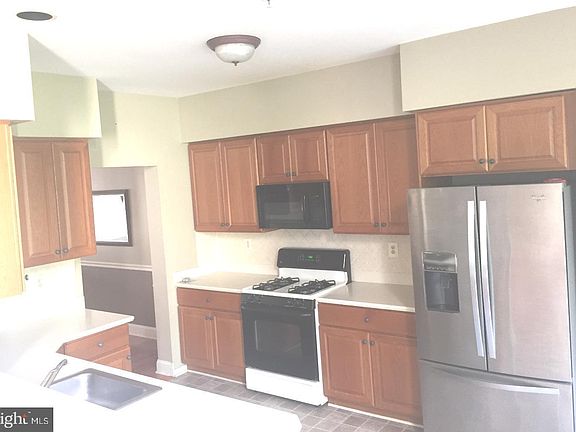 5th image of 16 Lincoln Dr #16