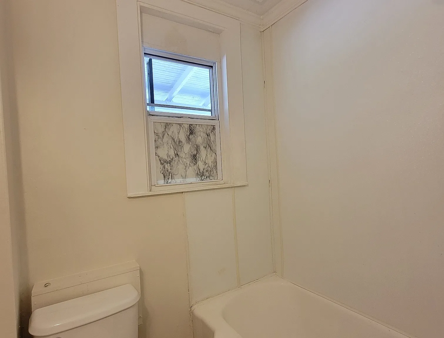 2 bed, 1.0 bath, 3816 sqft, $1,350 — Photo 2