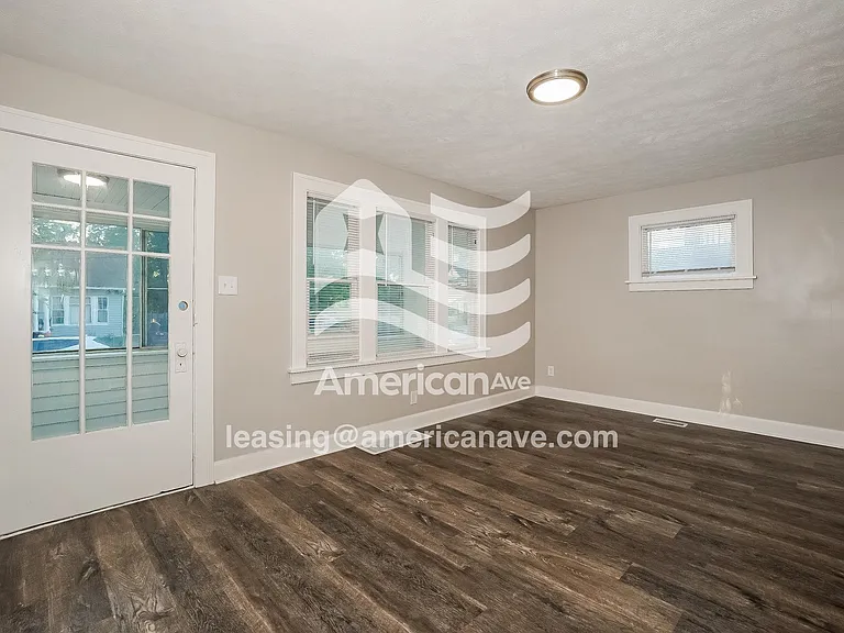 1064421_002_wm_-_living_room_13183910.jpg