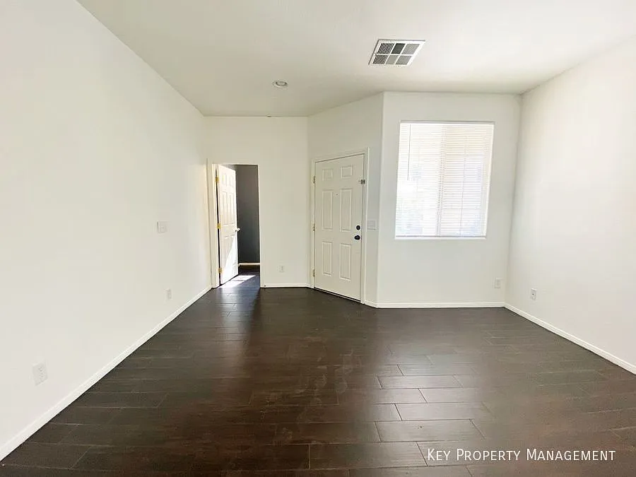 Beautiful 3 bedroom, 2.5 bathroom home located in Silverado Ranch — Photo 3