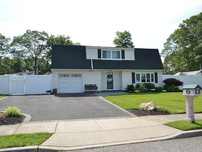 11 College Hills Drive, Farmingville, NY, 11738