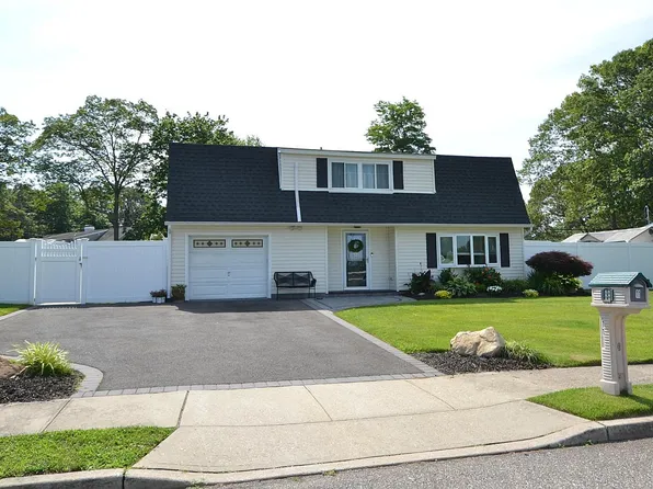 11 College Hills Drive, Farmingville, NY 11738