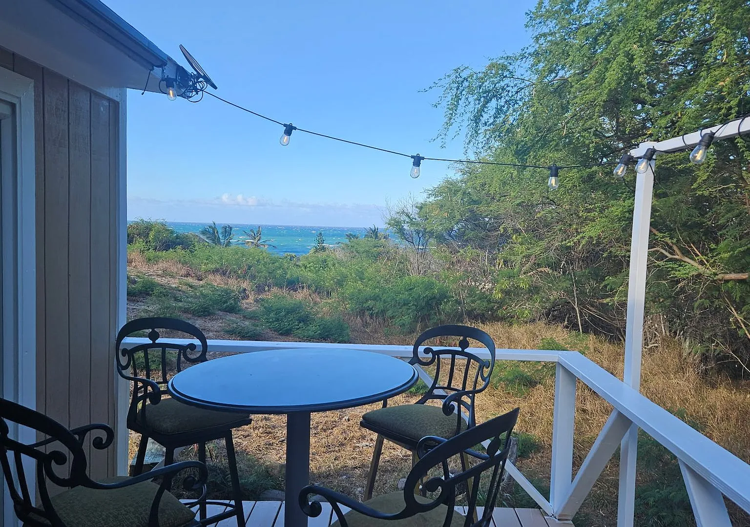 Oceanviews Private 1 Bed / 1 Bath Sep. Cottage. "Incl All Utilities + Wifi Internet". Furnished. — Photo 1