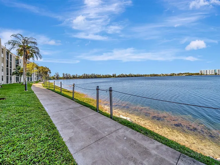 117 Lake Emerald Dr #408 — Photo 37