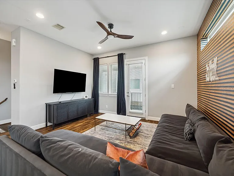 1412 Cleburne St — Photo 12
