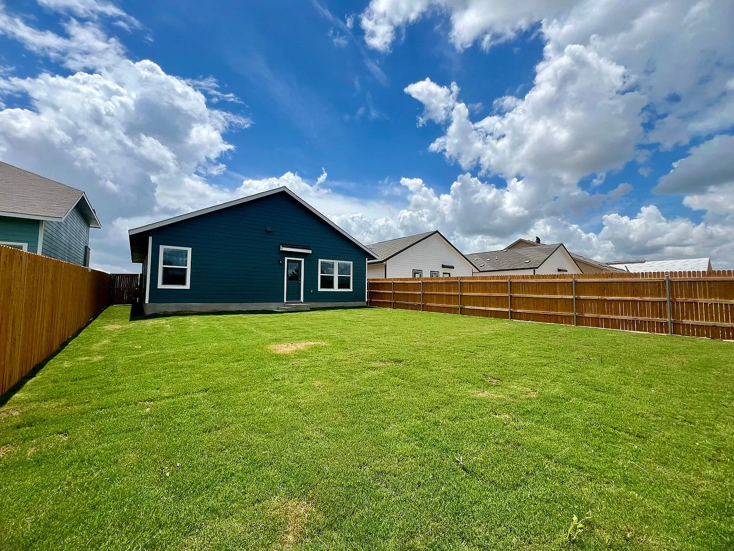 3 bedroom, 2 bath home with large backyard! — Photo 2