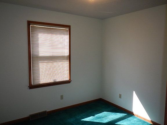 5th image of 942 W Linden Cir