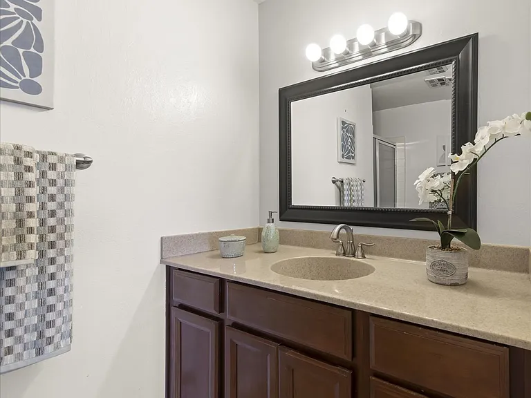 1811 Queen Victoria Way — Photo 24