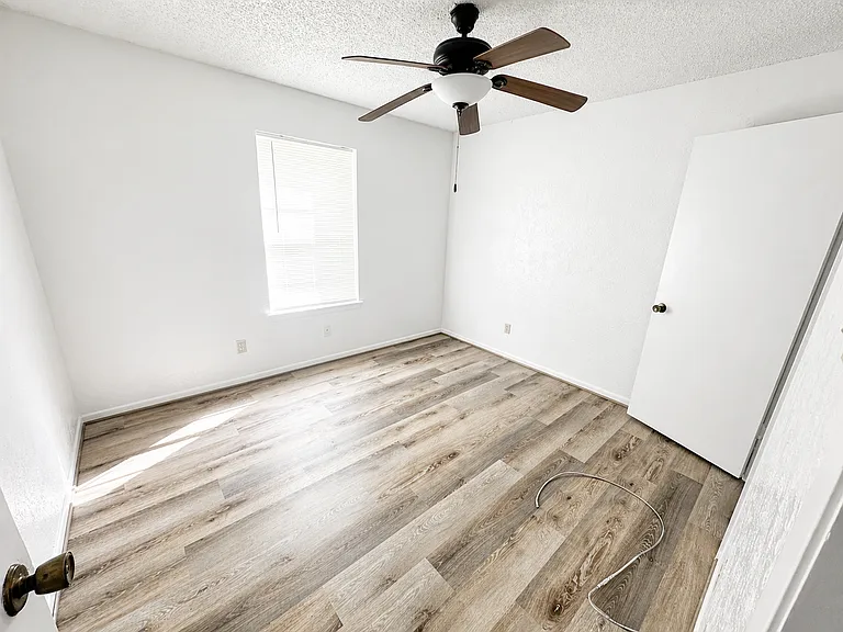 104 W Anderson Ave #B — Photo 9
