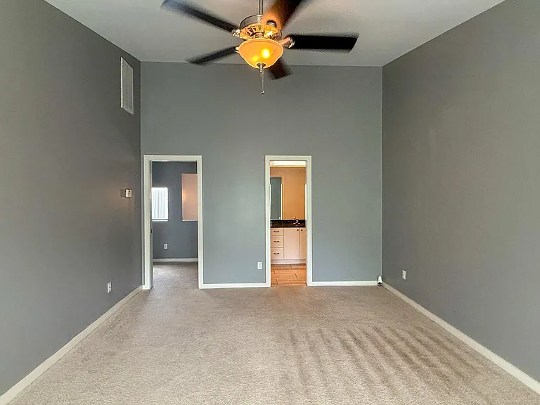 2605 Calumet St #16 — Photo 2