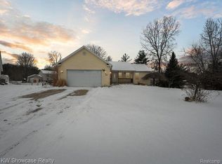 878 White Willow Ct, Howell, MI 48843