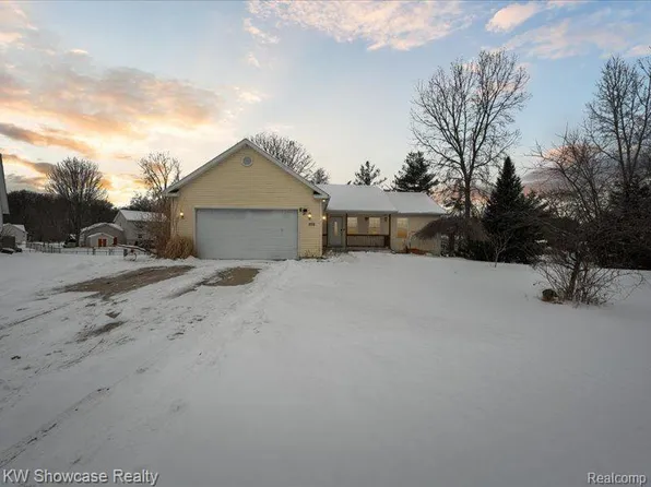 878 White Willow Ct, Howell, MI 48843