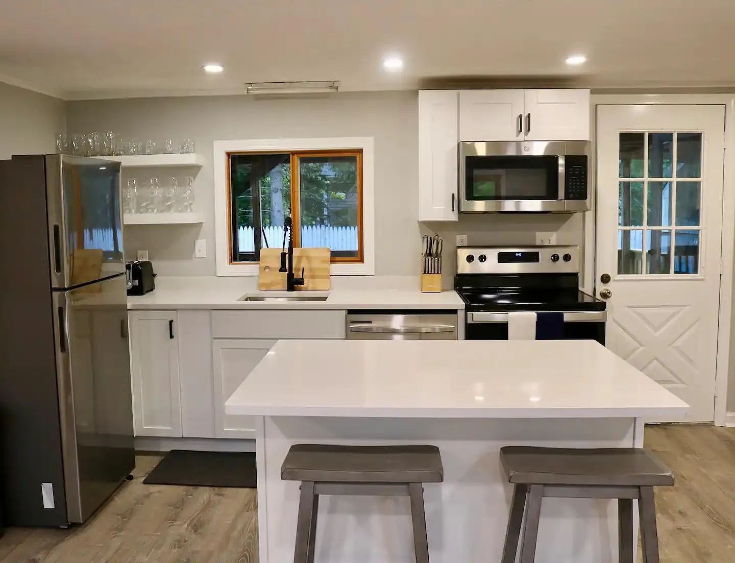 2 bed, 872 sqft, $2,500 — Photo 1