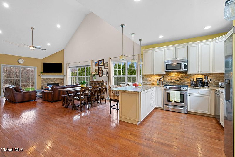 2nd image of 2 Vista Court