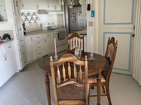 4th image of 302 W Crest Dr