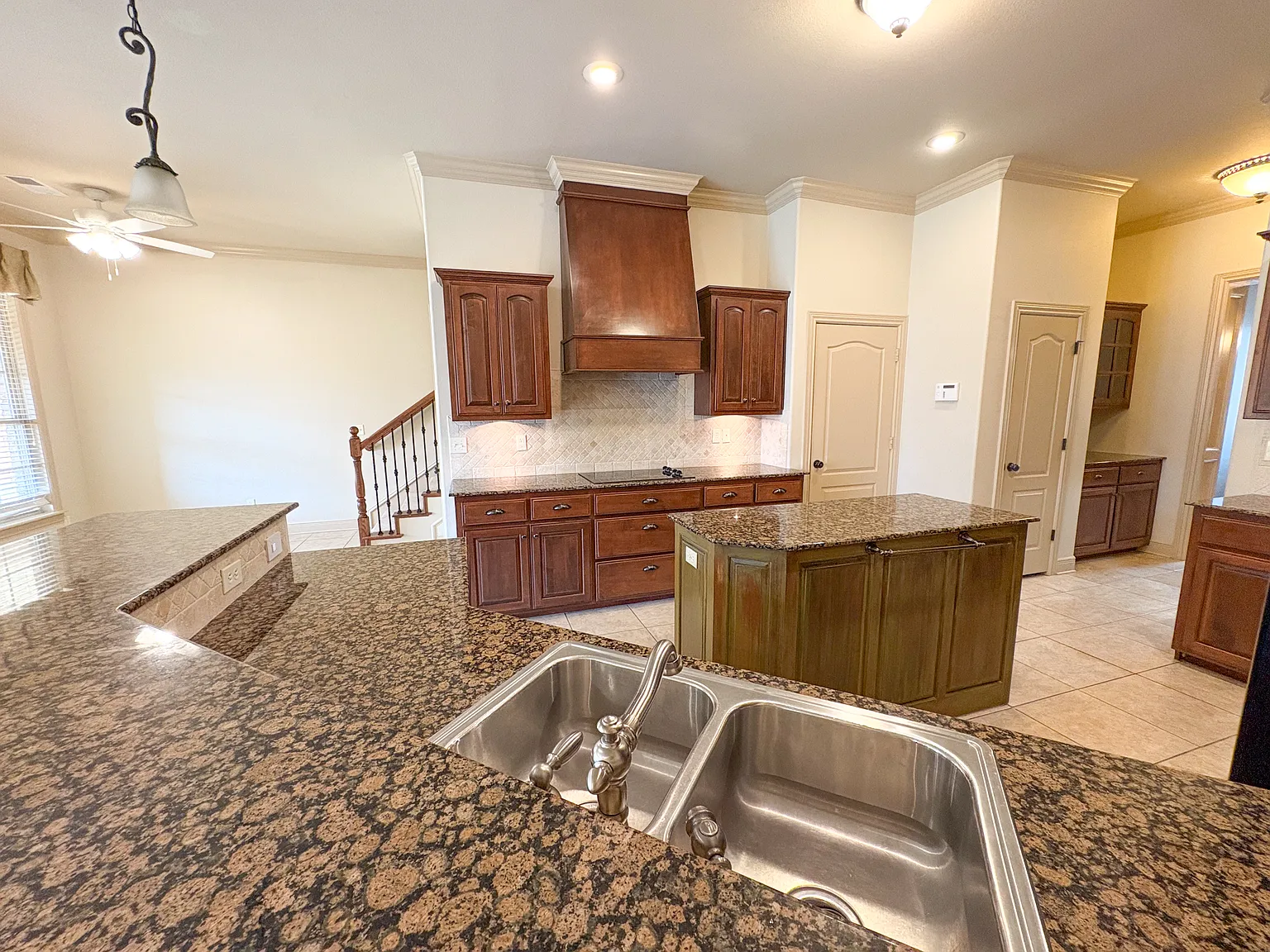 4 bed, 3076 sqft, $2,850 — Photo 3