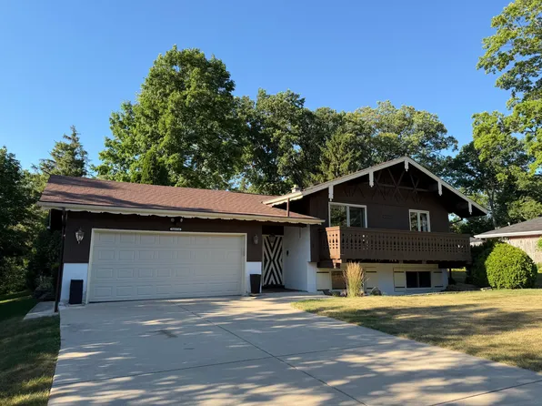 14614 W Woodland Dr, New Berlin, WI 53151