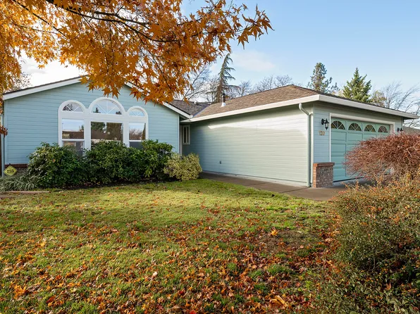 120 Parkway Cir, Phoenix, OR 97535