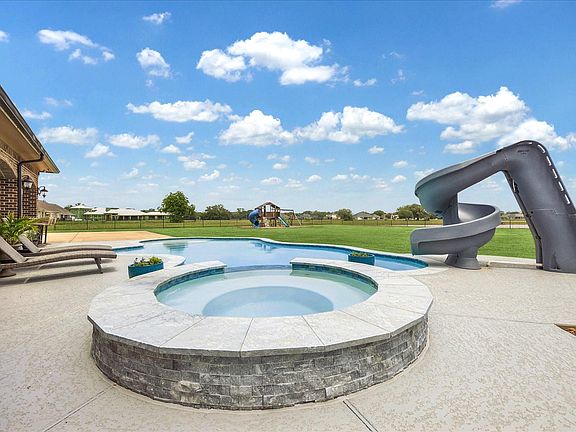 2nd image of 527 Lily Ln