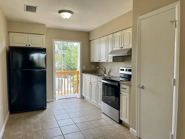 Louise Dr — Photo 4