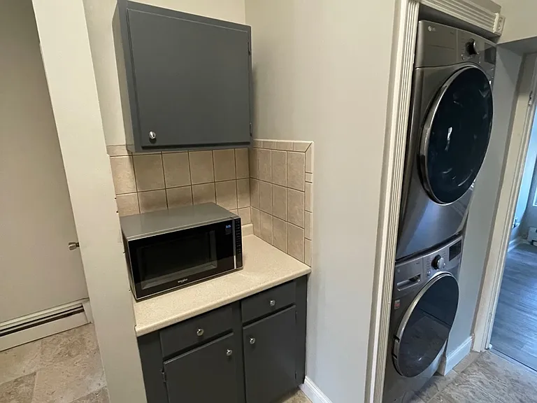 Kitchen
SS Washer & Dryer