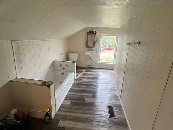 3rd image of 1023 Moxahala Ave