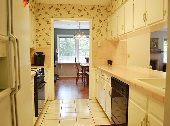 5th image of 124 Foxwood Village Dr