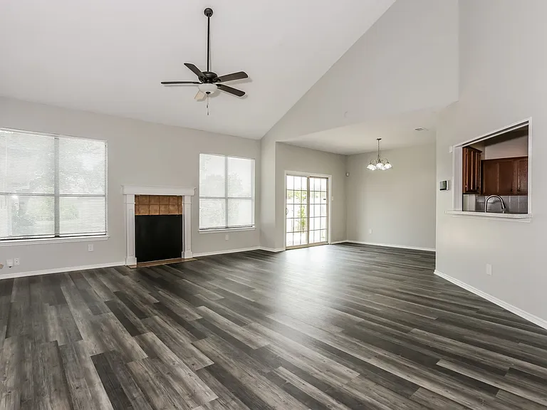 2313 Roanoke Cir — Photo 2