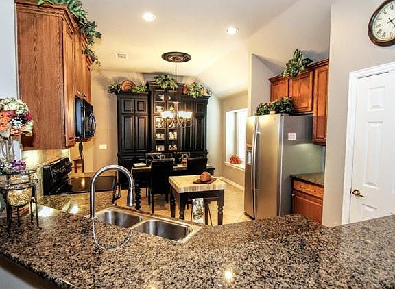 4th image of 910 Medinah Dr