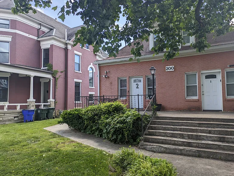 200 E Maxwell St — Photo 3