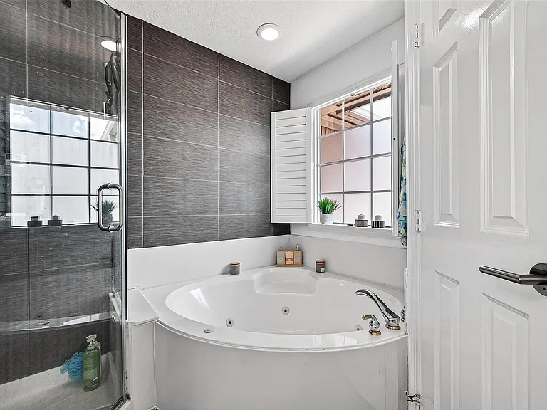 1015 Enclave Sq S — Photo 35