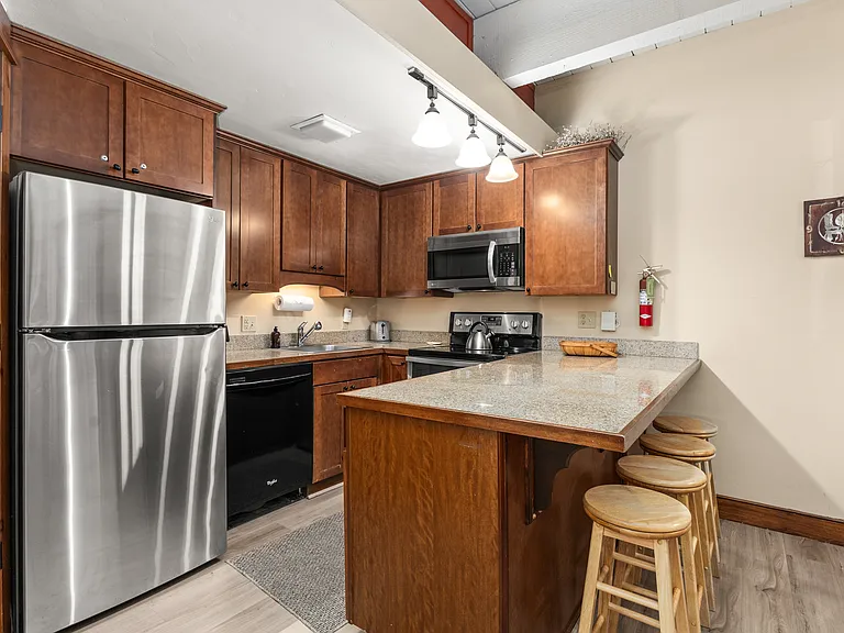 Kitchen | Refrigirator, Stove and Microwave | Breakfast Bar for 4