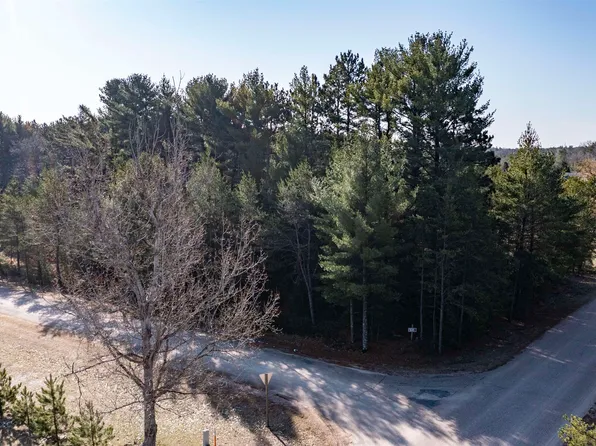 Berkshire Ln, Waupaca, WI 54981
