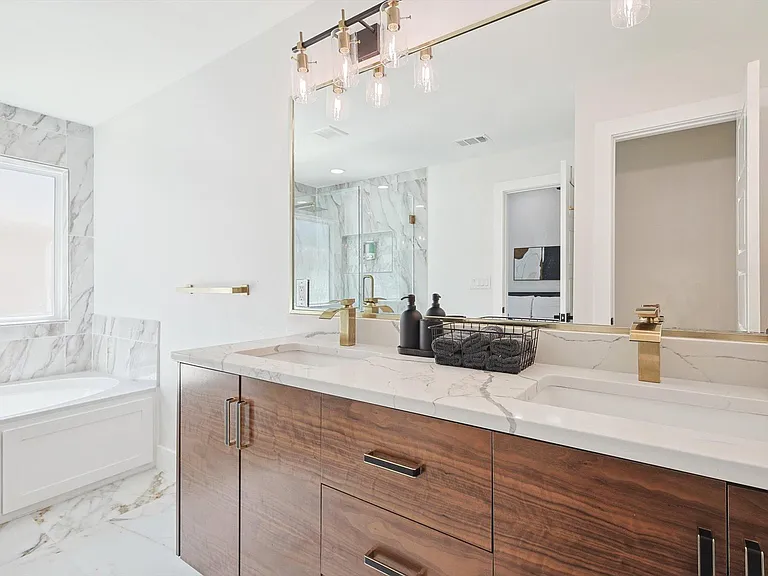 215 Nottingham Dr — Photo 17