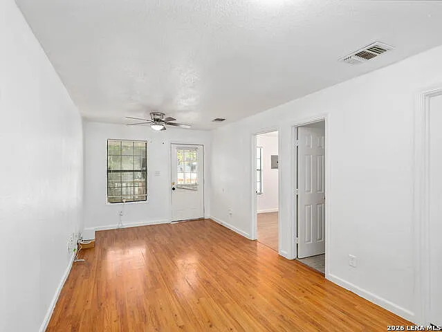 3 bed, 2.0 bath, 800 sqft, $1,299 — Photo 4