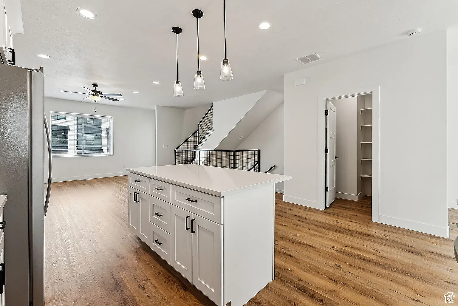 4 bed, 3.5 bath, 2240 sqft, $2,500 — Photo 2