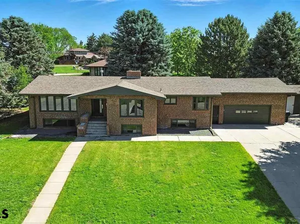 1201 Larkspur Dr, Scottsbluff, NE 69361