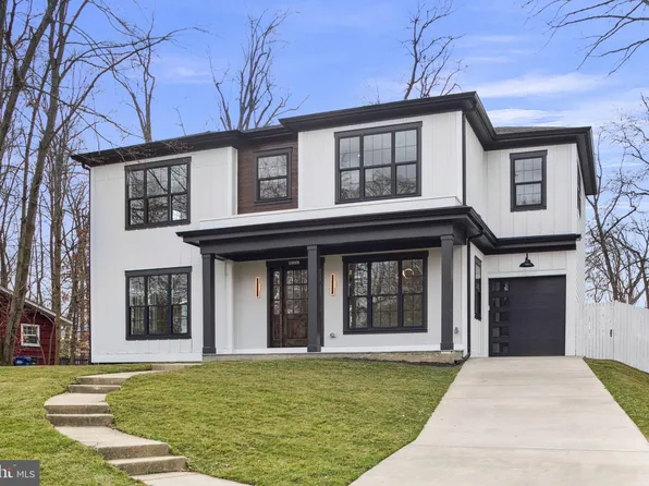 8222 Crown Court Rd, Alexandria, VA 22308